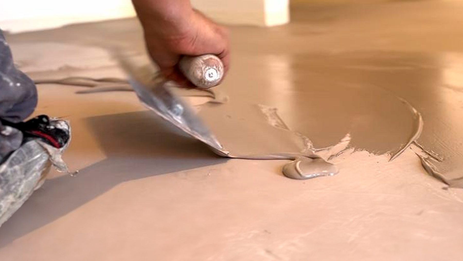 Microcement wordt met een spaan aangebracht