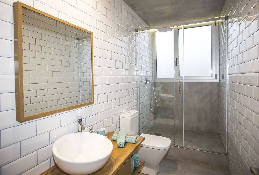 Microcement badkamer aangebracht over bestaande tegels