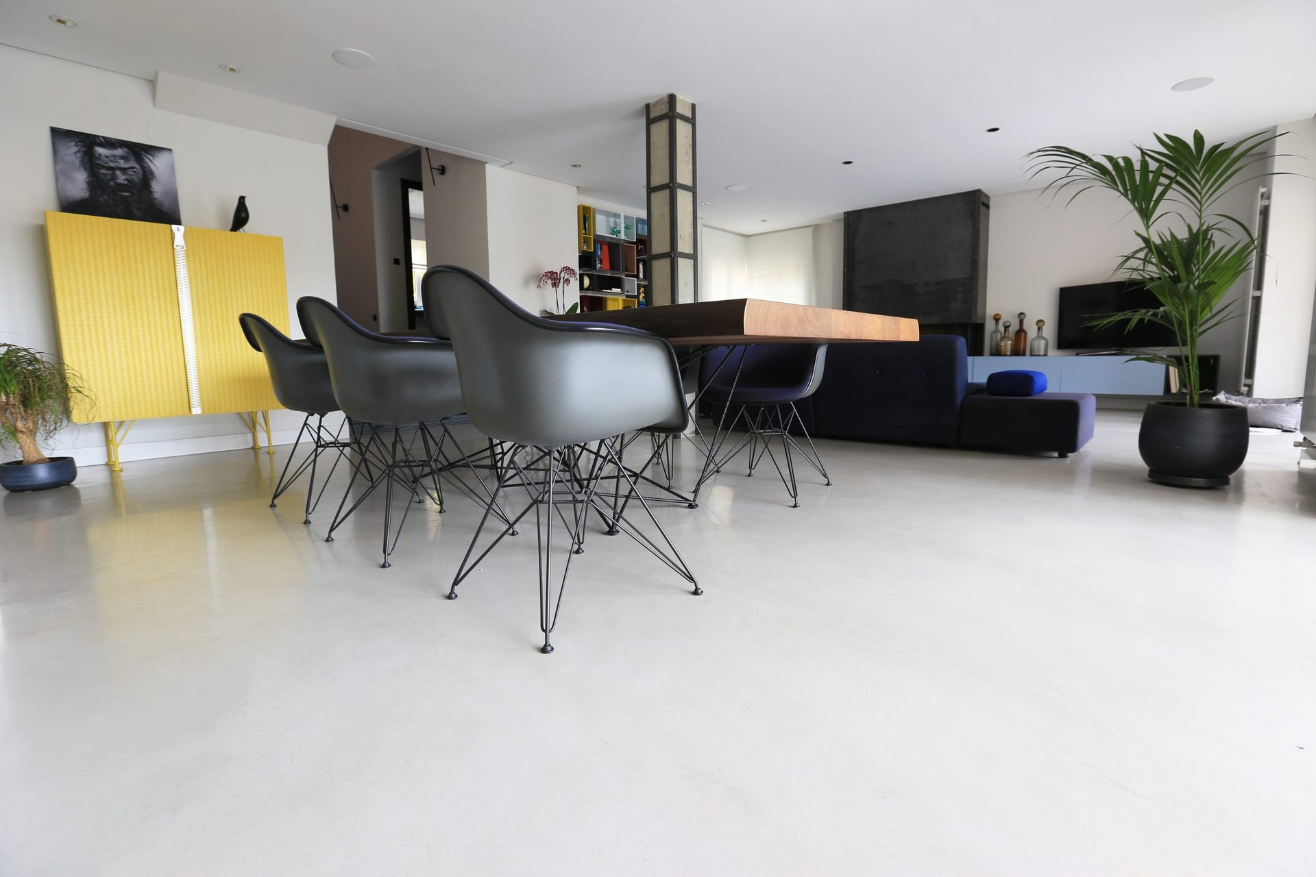 Onderhoudsarme microcement vloer in woonkamer