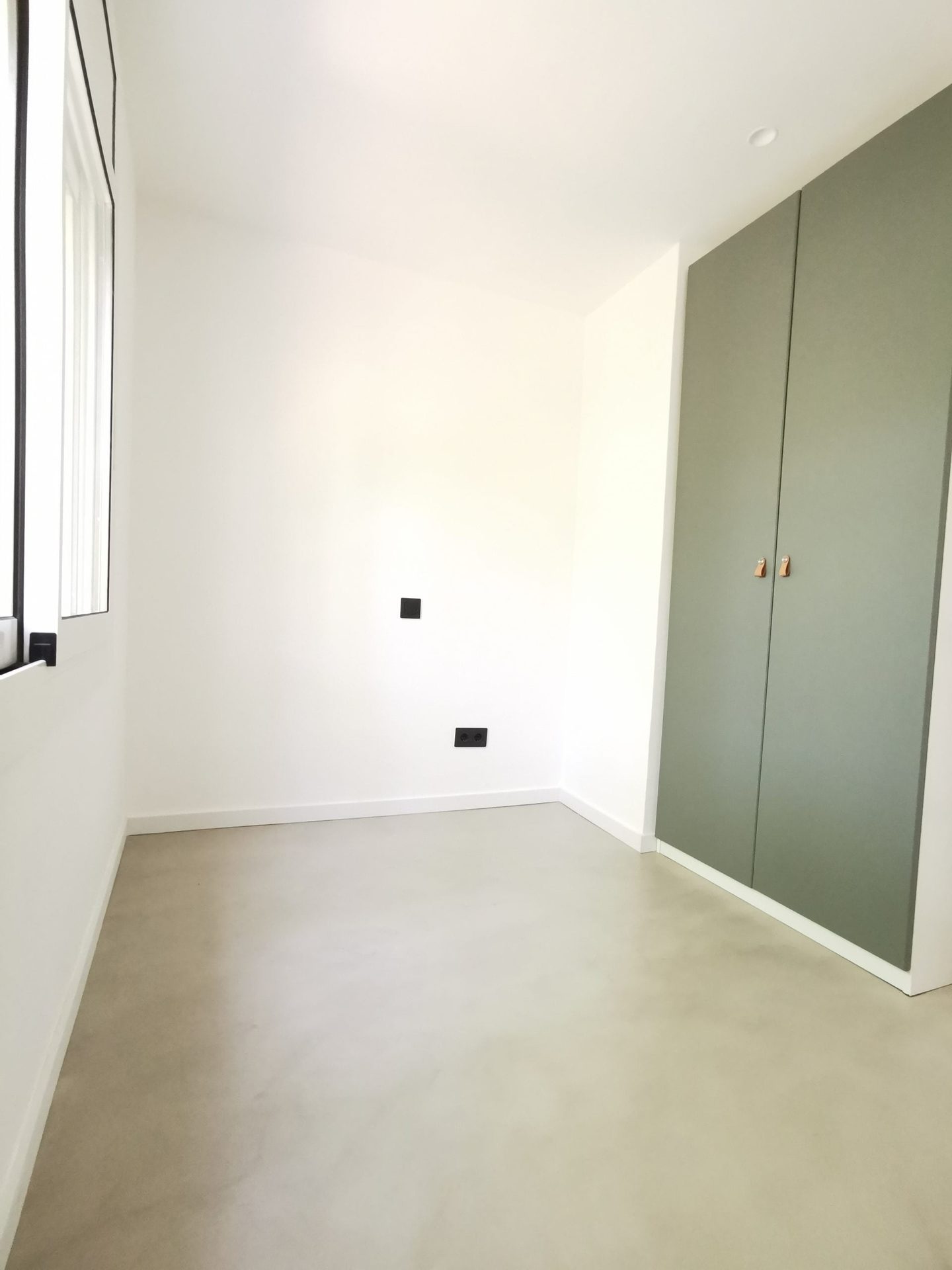 Wardrobe wall and floor